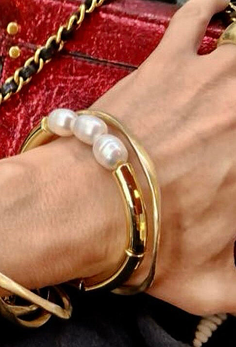 Pulsera elástica perlas resina dorada