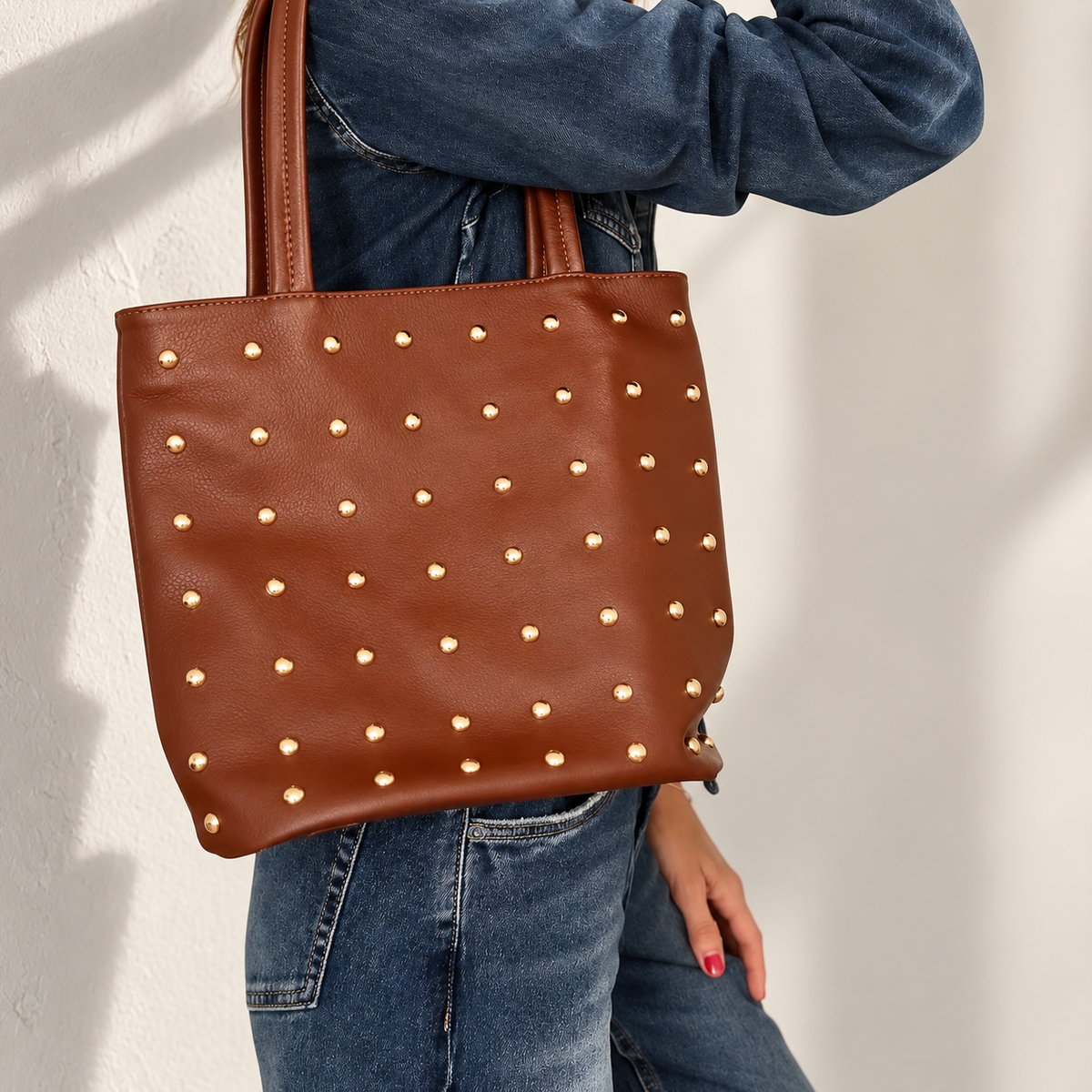 Bolso Shopper Camel con Tachas Doradas