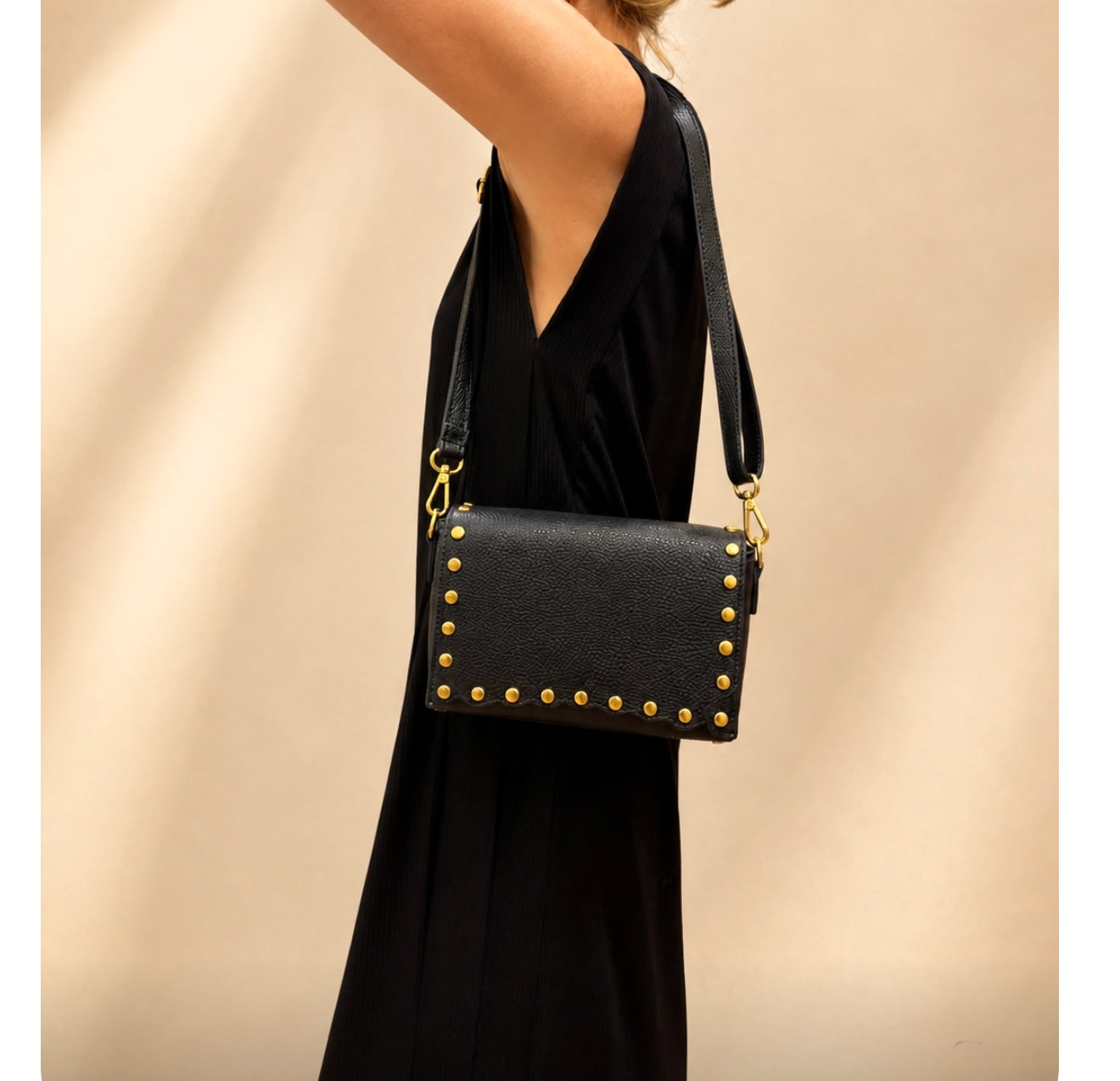 Bolso bandolera negro con remaches dorado