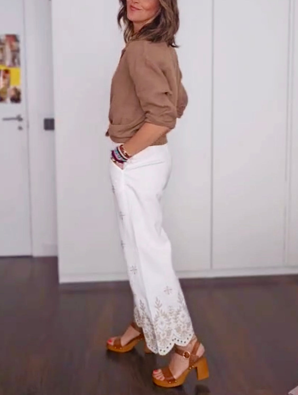 Pantalón blanco bordados beige