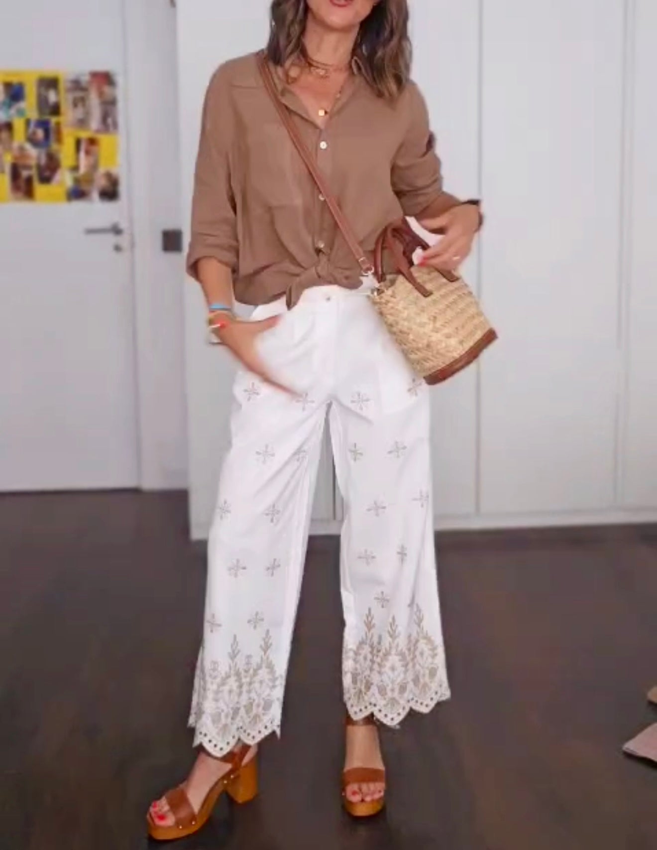 Pantalón blanco bordados beige