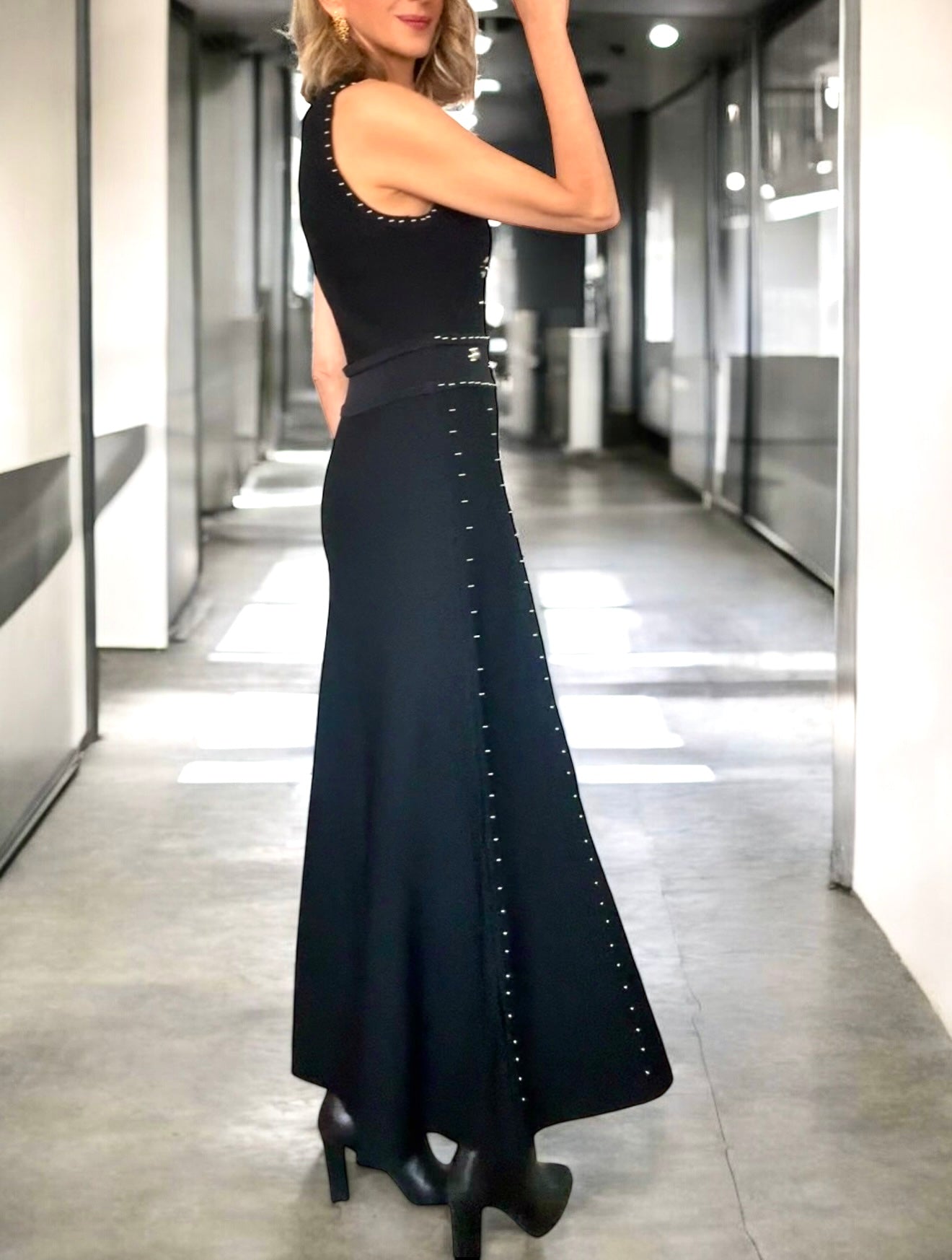 Vestido negro detalle tachuelas