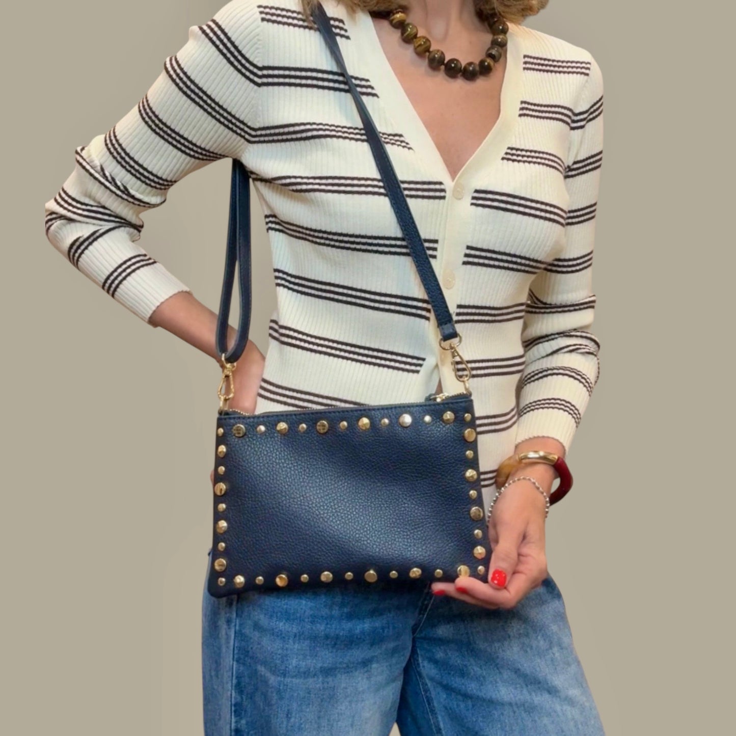 Bolso azul marino tachuelas