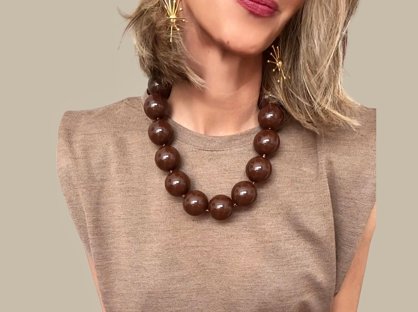 Collar bolas marrón