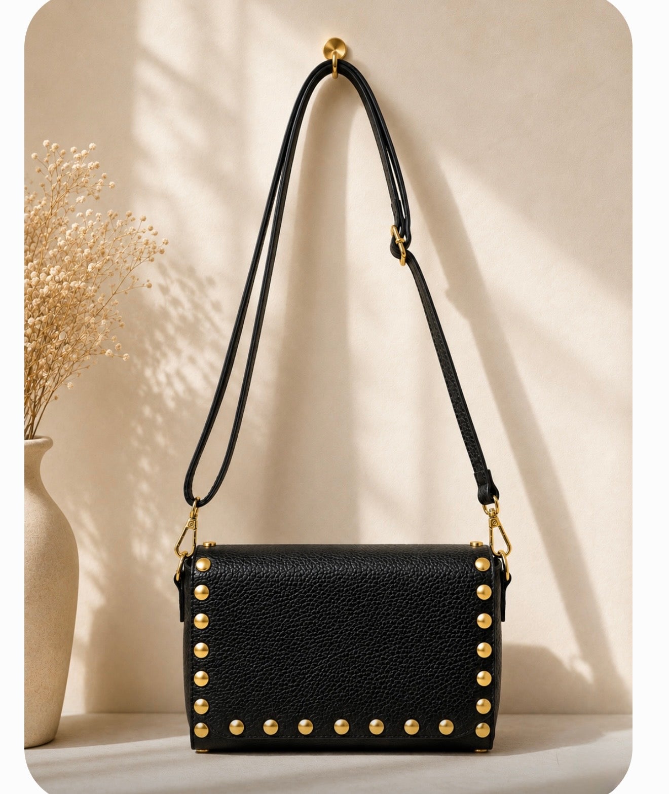 Bolso bandolera negro con remaches dorado