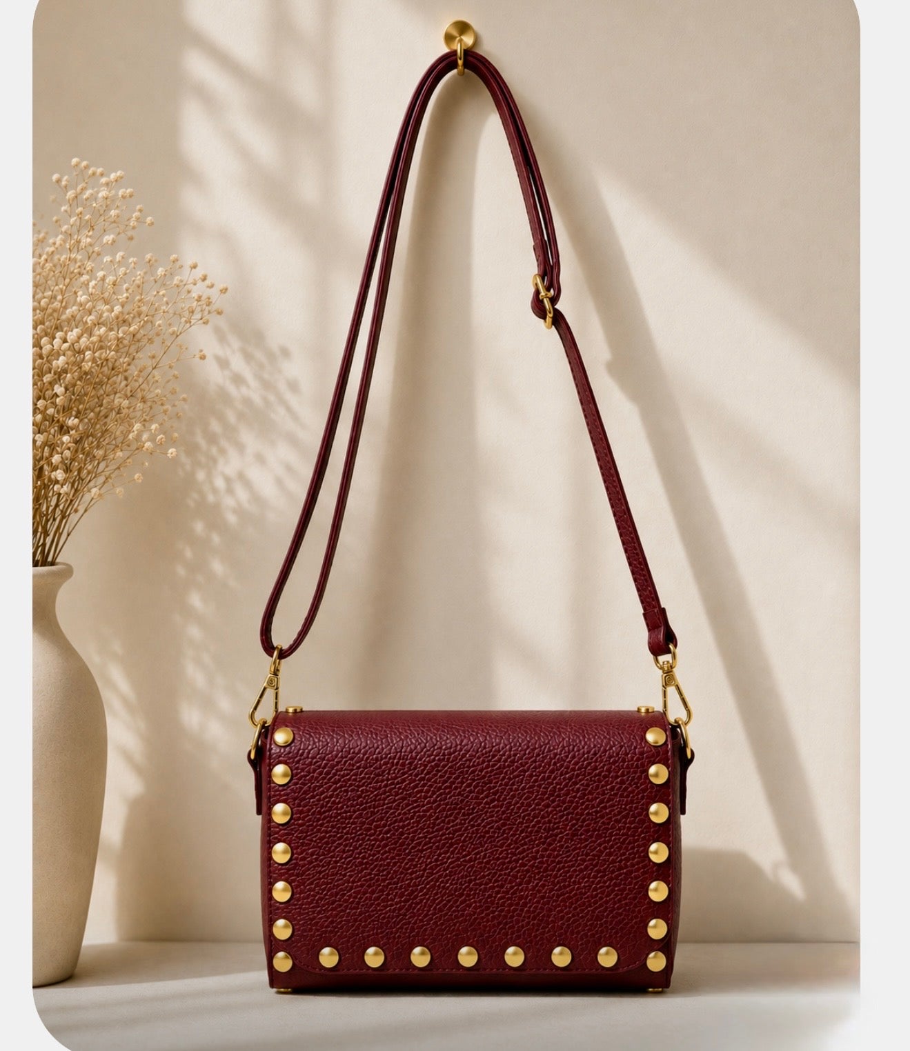 Bolso bandolera burdeos con remaches dorados