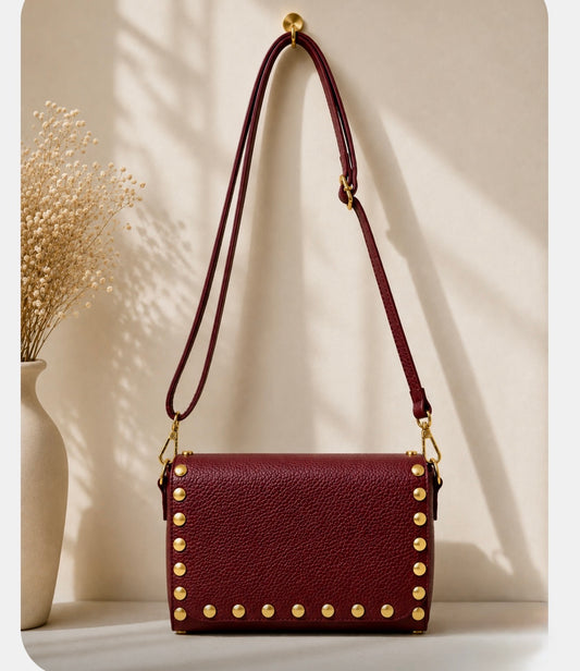 Bolso bandolera burdeos con remaches dorados