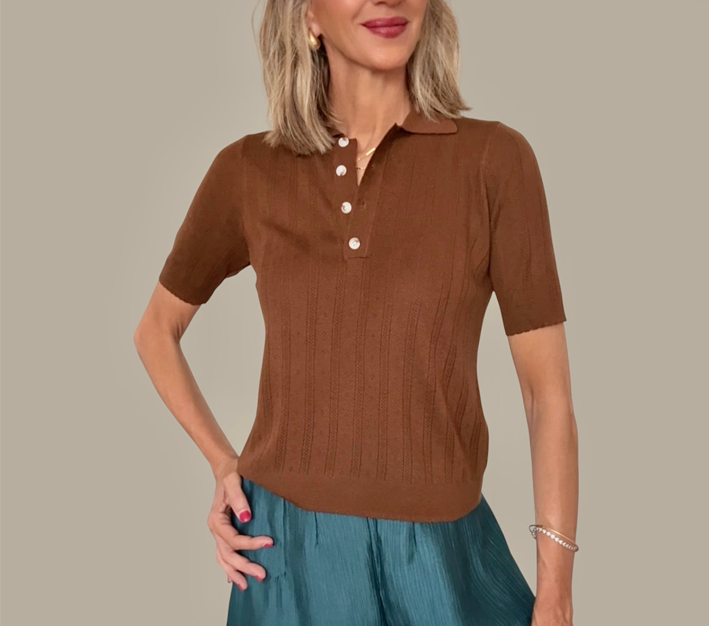 Polo de punto calado marrón