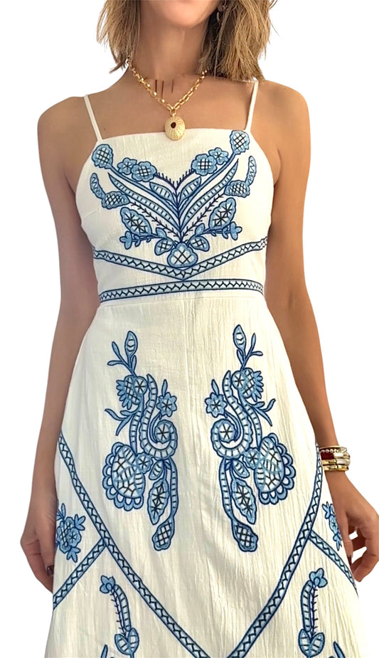 Vestido blanco bordados azul