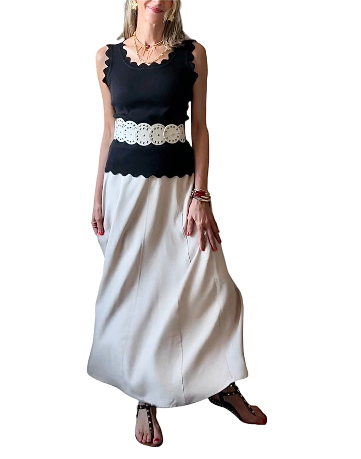 Falda beige cinturón tachuelas