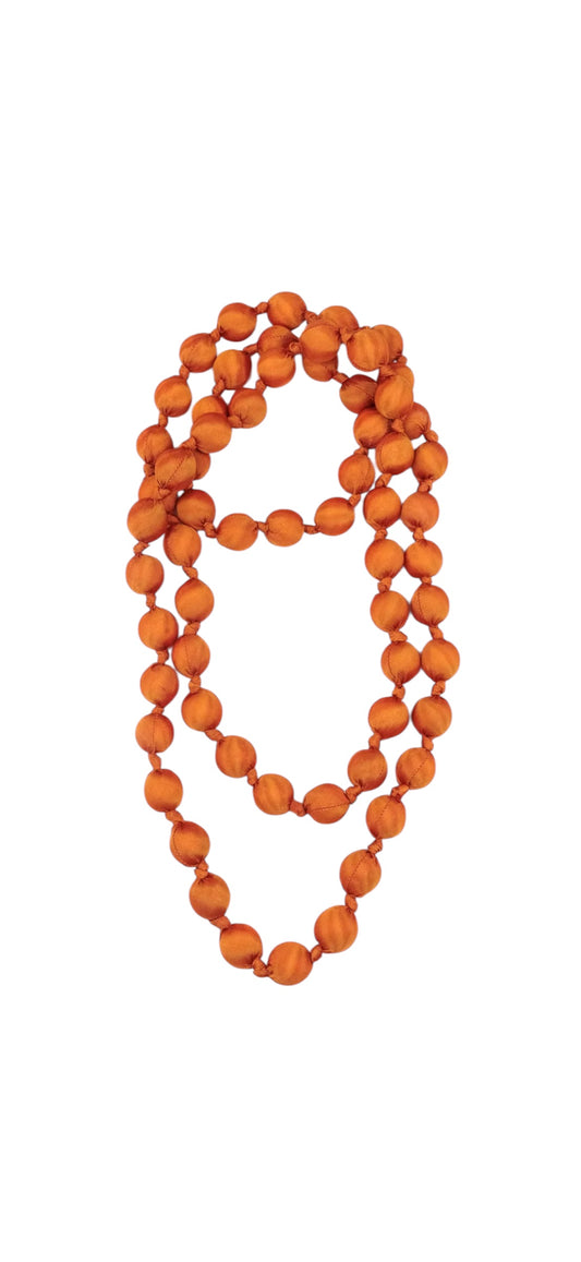 Collar largo bolitas tela forrada naranja