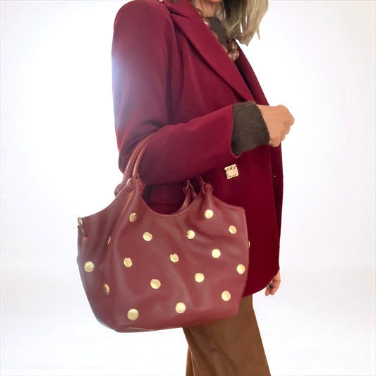 Bolso burdeos tachuelas doradas