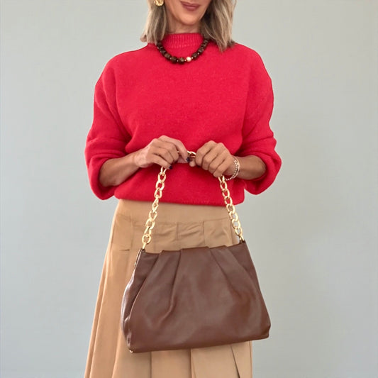 Bolso marrón cadena dorada.