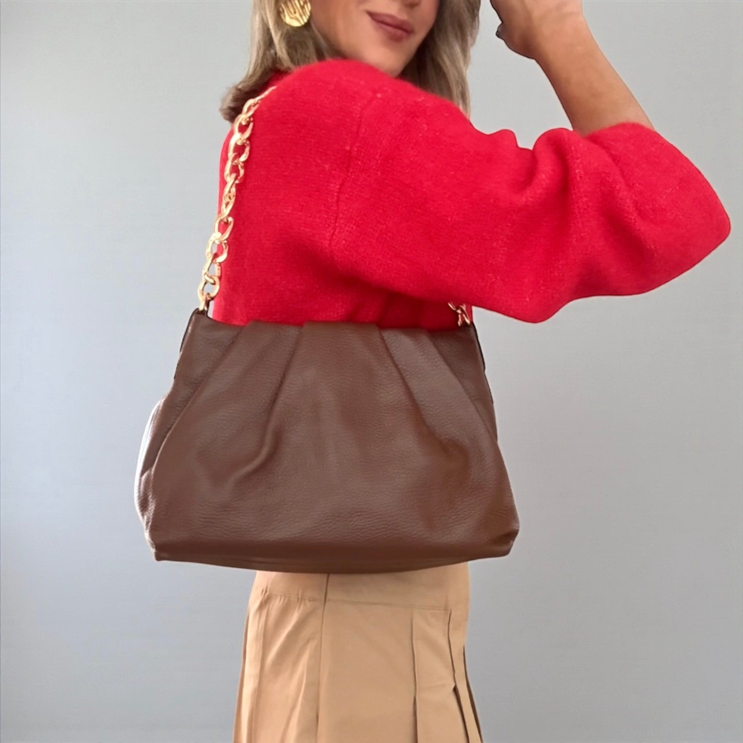 Bolso marrón cadena dorada.