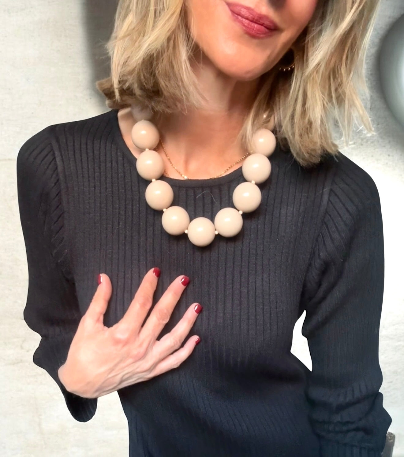 Collar bolas grandes beige