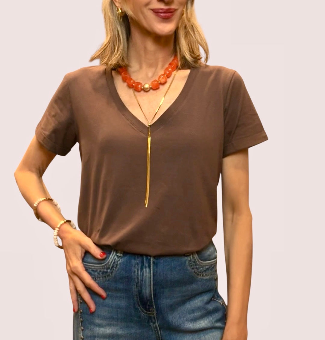 Camiseta marrón escote pico