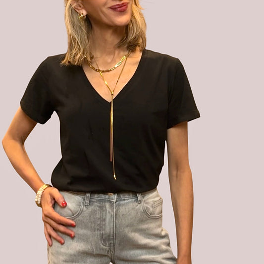 Camiseta negra escote pico