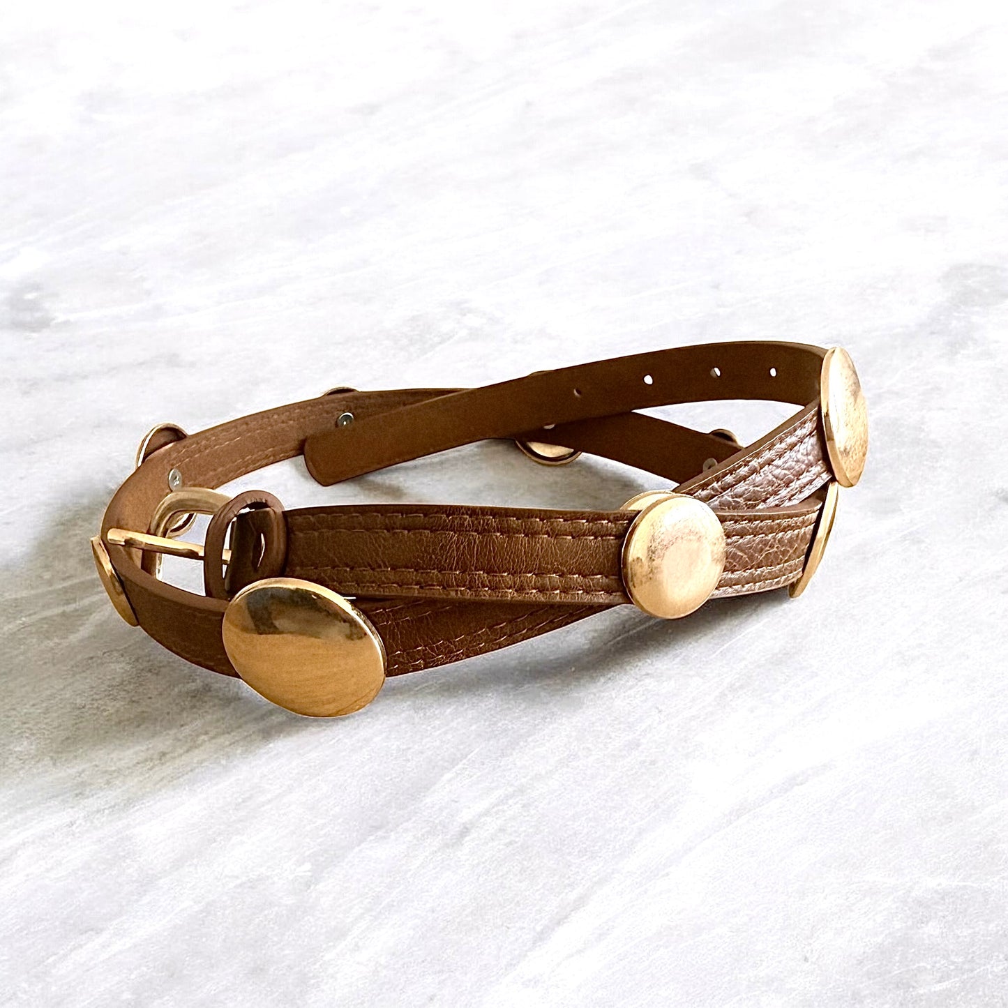 Cinturón círculos dorados marrón