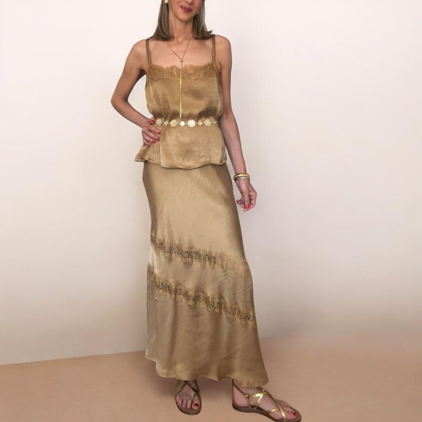 Falda satinada encaje mostaza