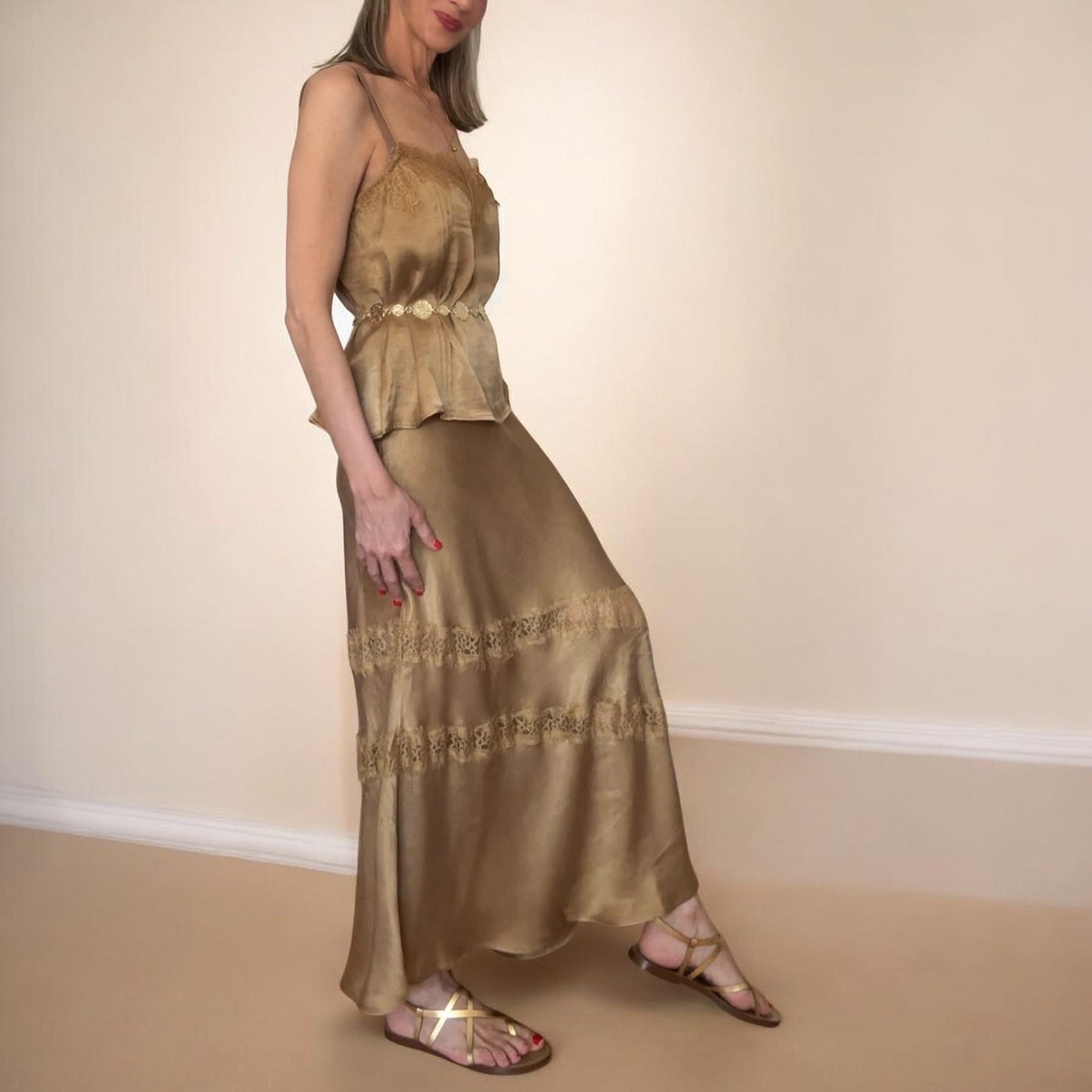 Falda satinada encaje mostaza