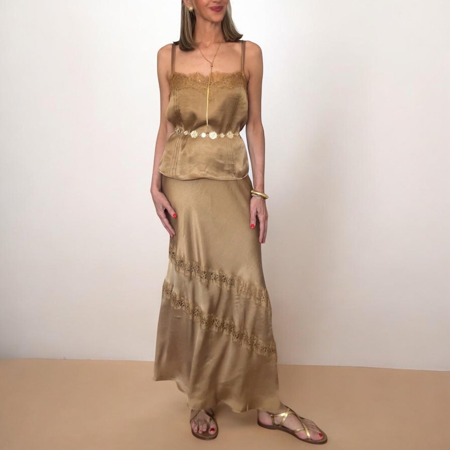 Falda satinada encaje mostaza