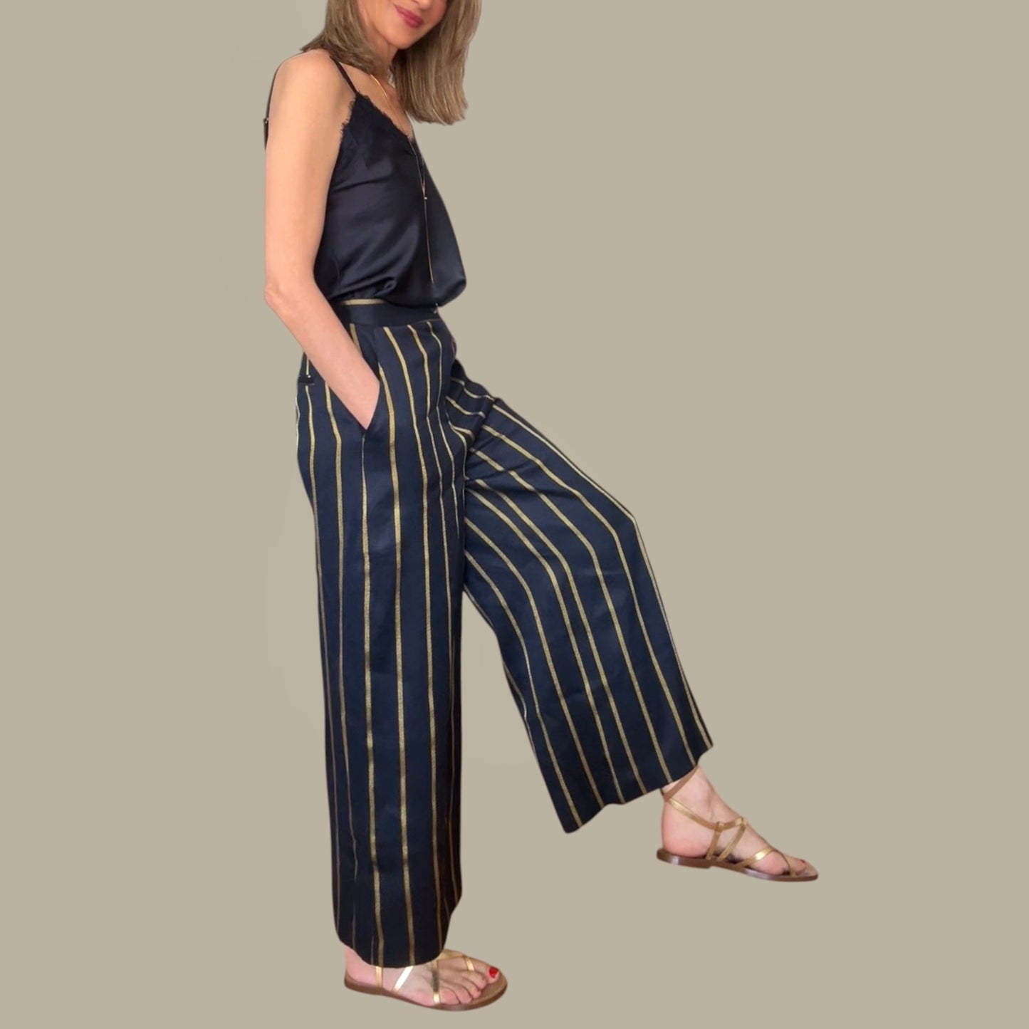 Pantalón lino azul marino rayas doradas