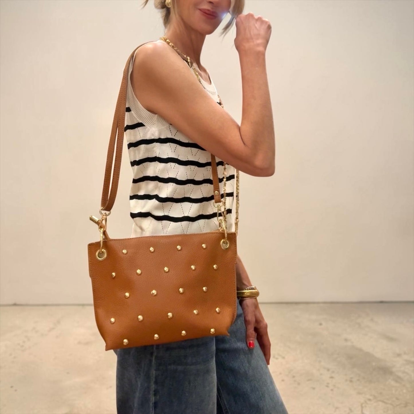 Bolso camel tachuelas dorada