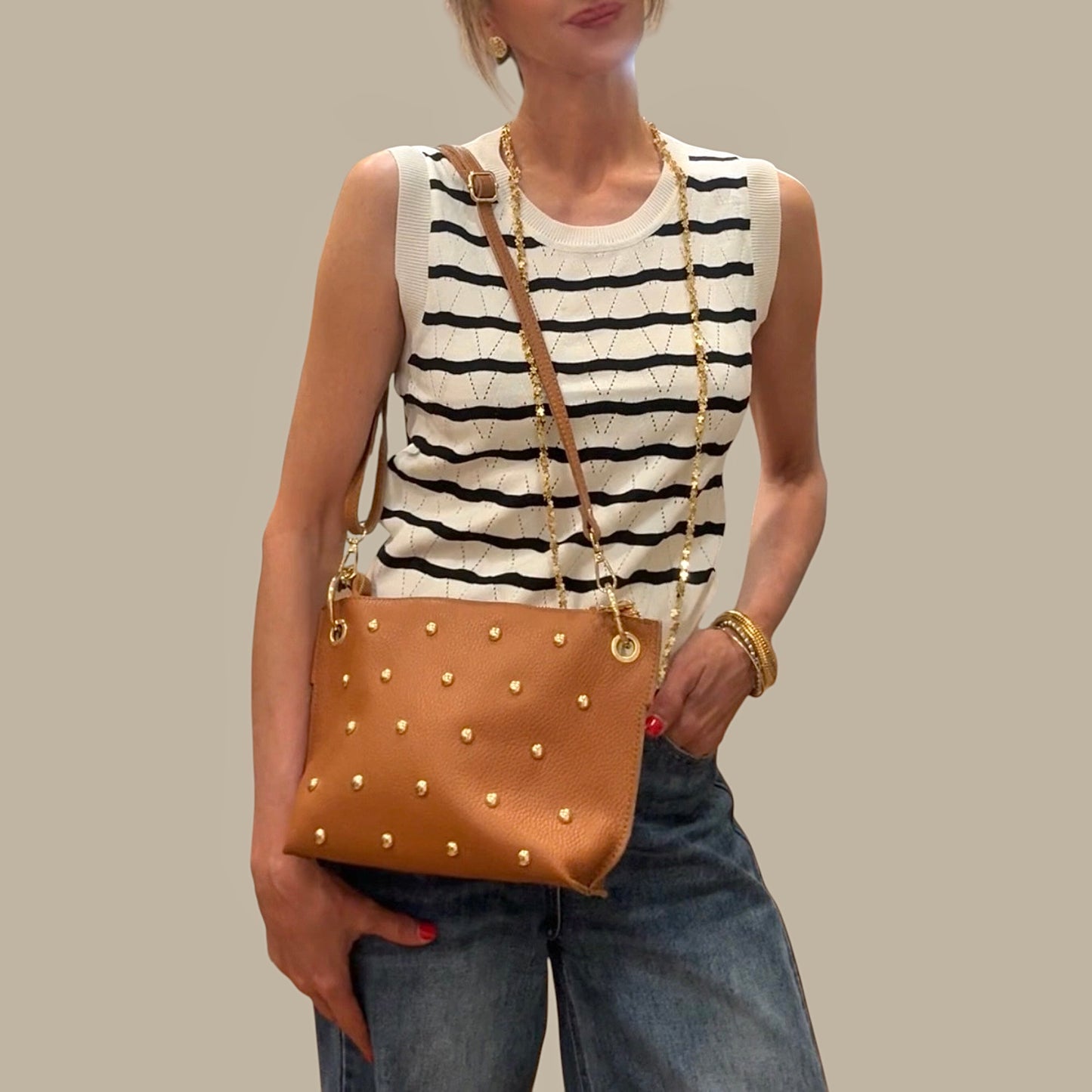 Bolso camel tachuelas dorada