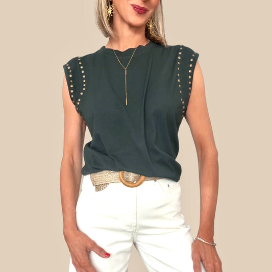 Camiseta negra tachuelas