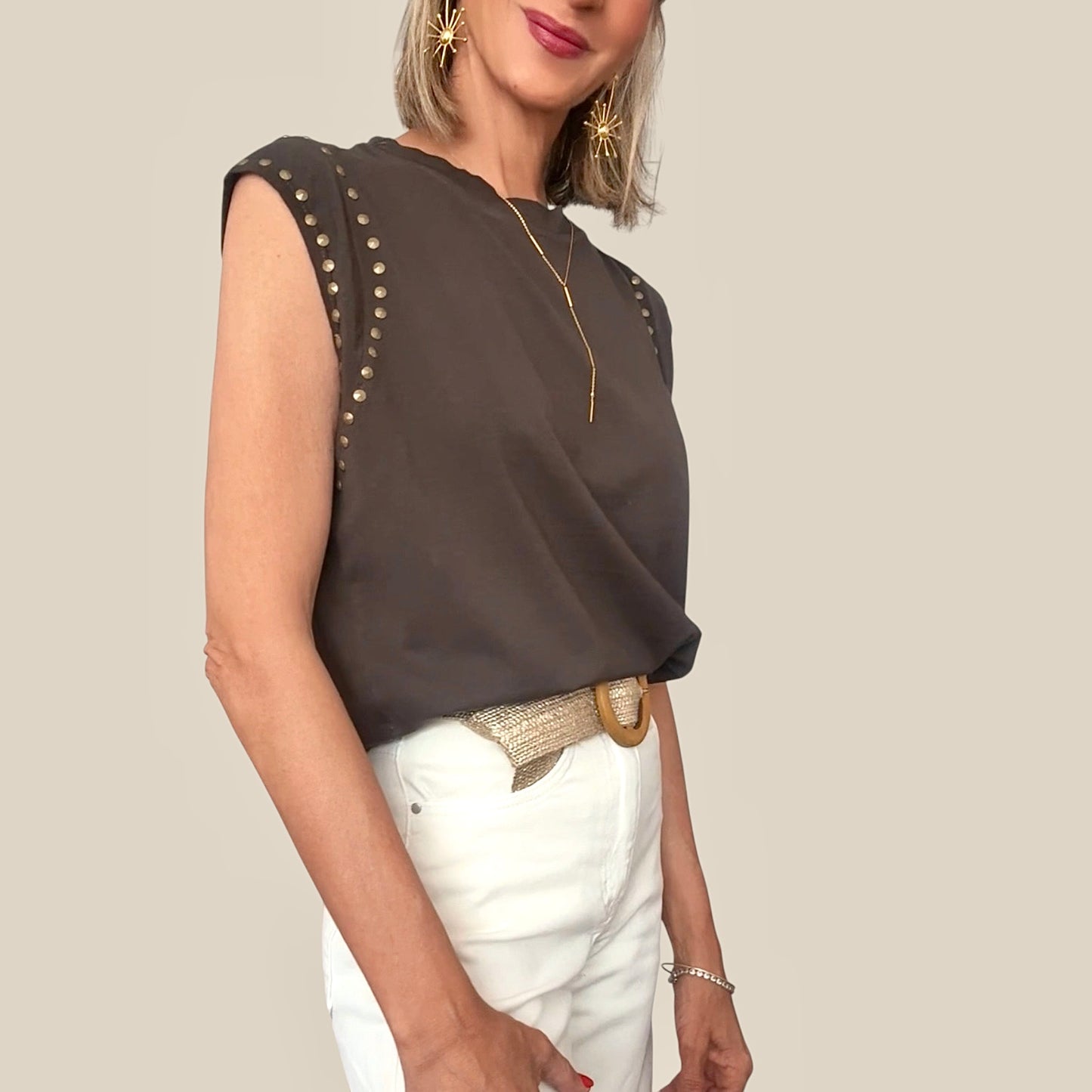 Camiseta marrón tachuelas