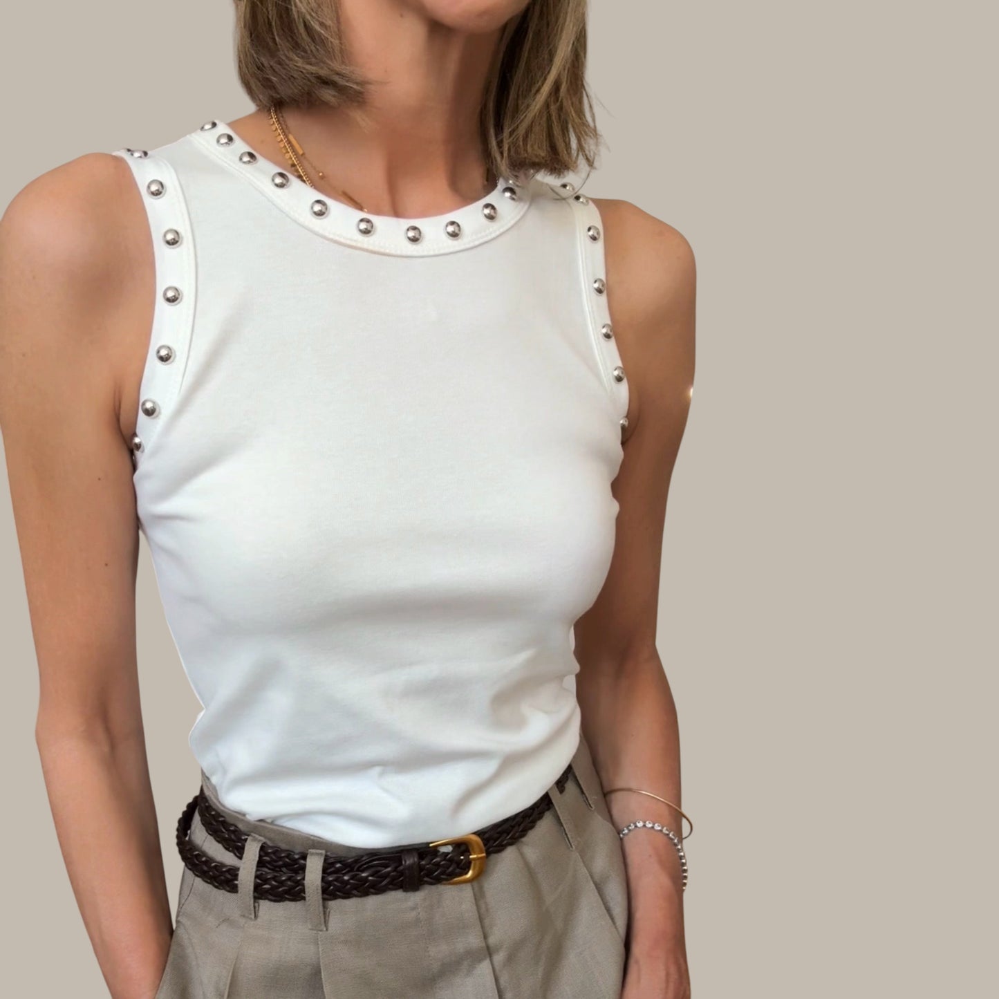 Camiseta blanca  tachuelas plateadas