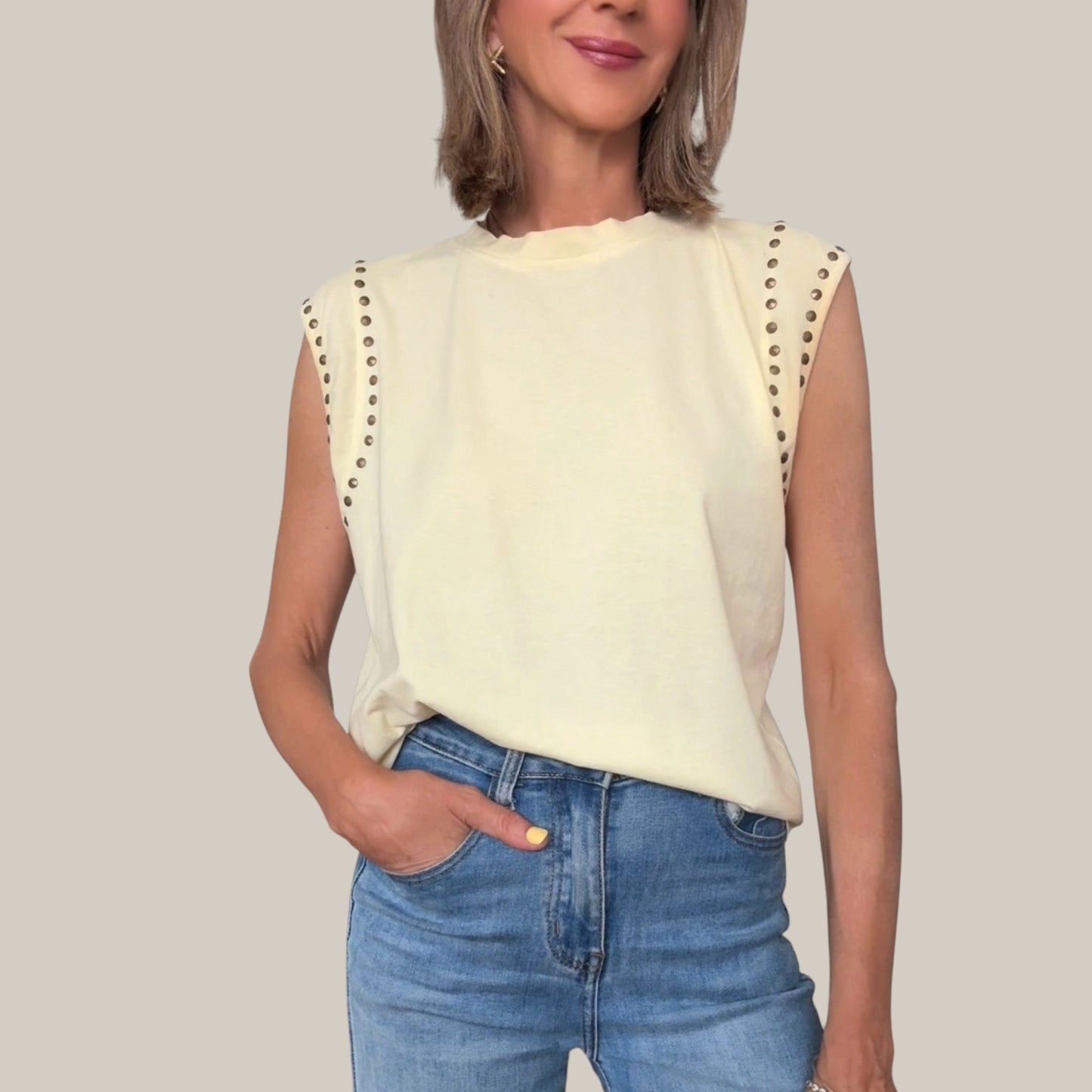 Camiseta amarillo tachuelas