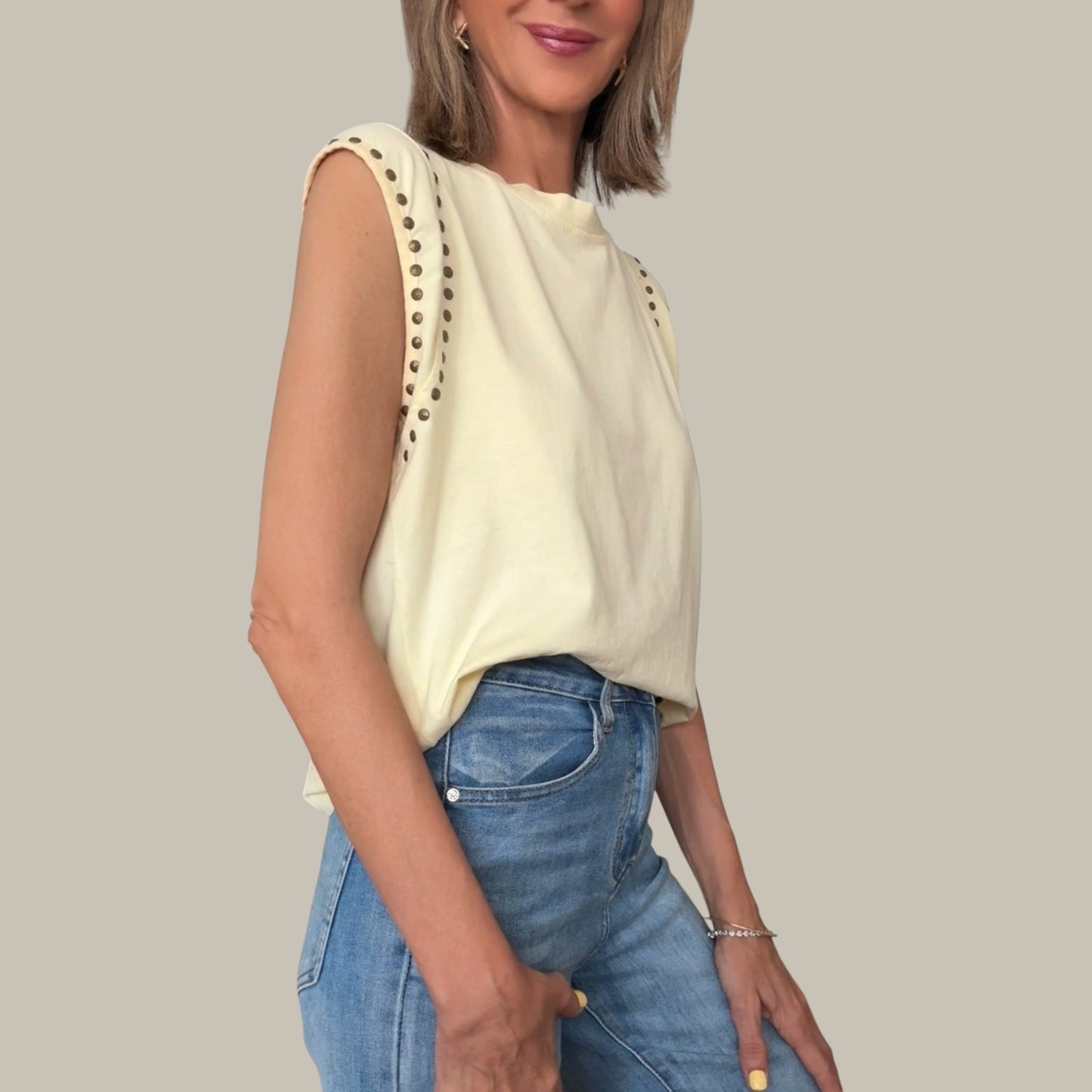 Camiseta amarillo tachuelas