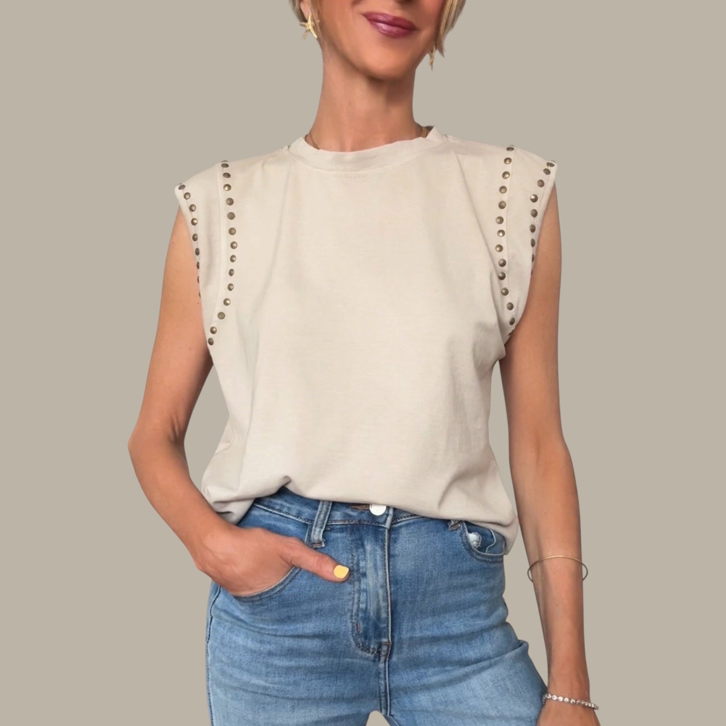 Camiseta beige tachuelas