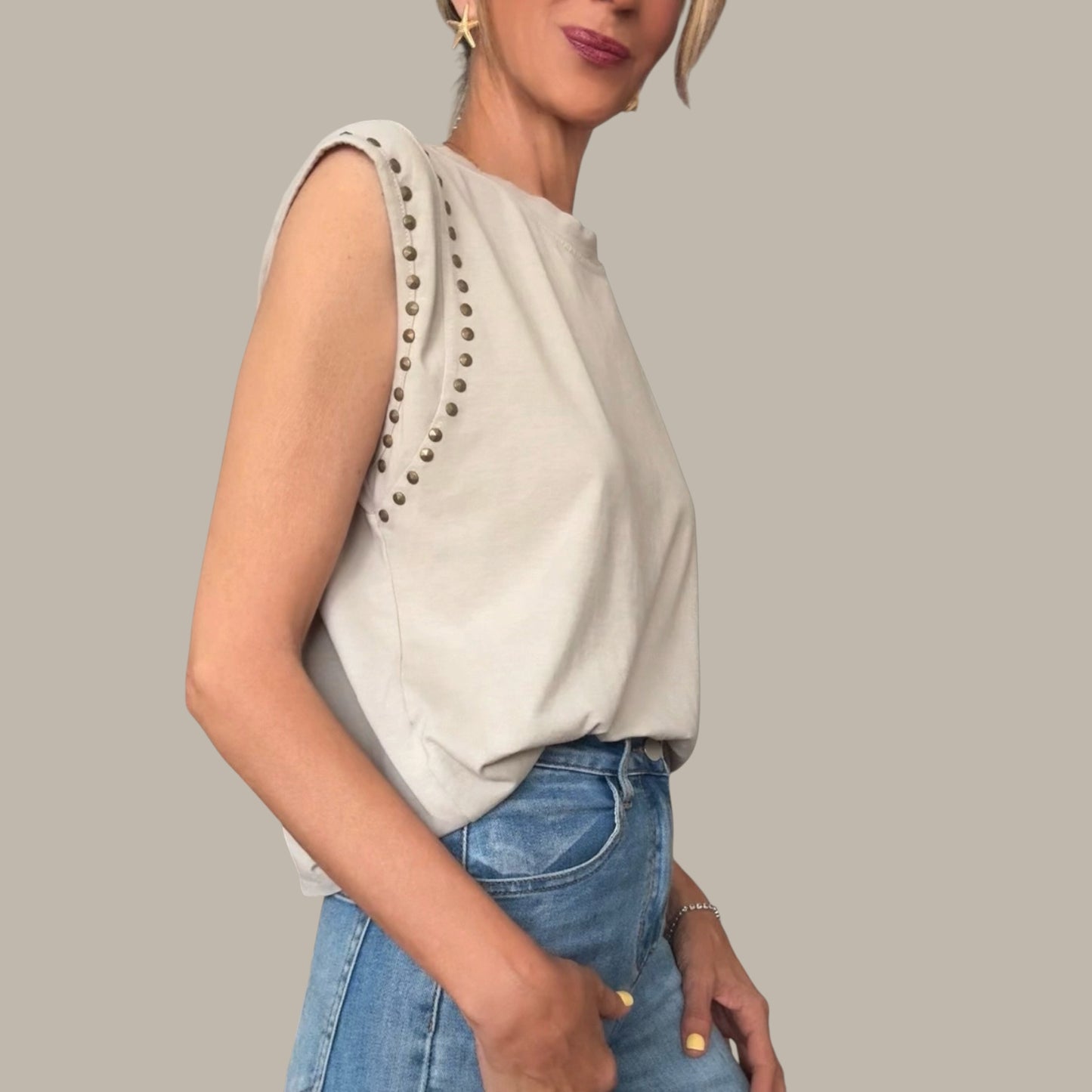 Camiseta beige tachuelas