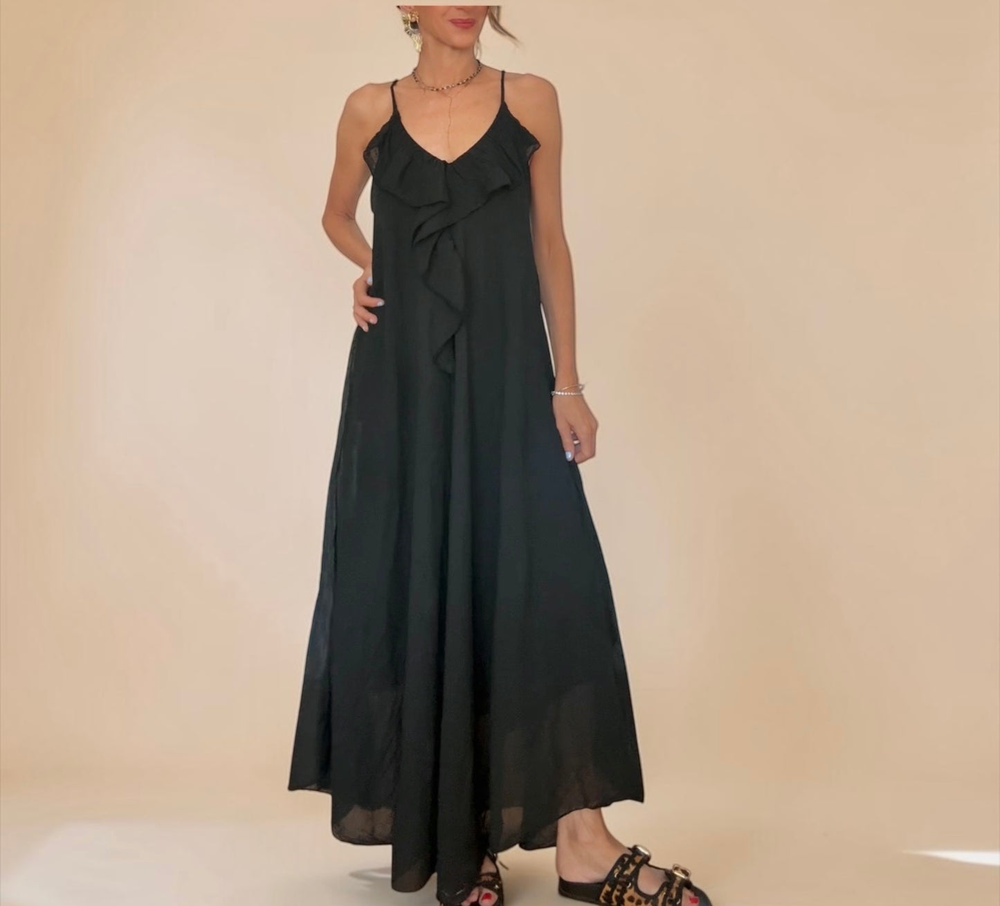 Vestido negro volantes