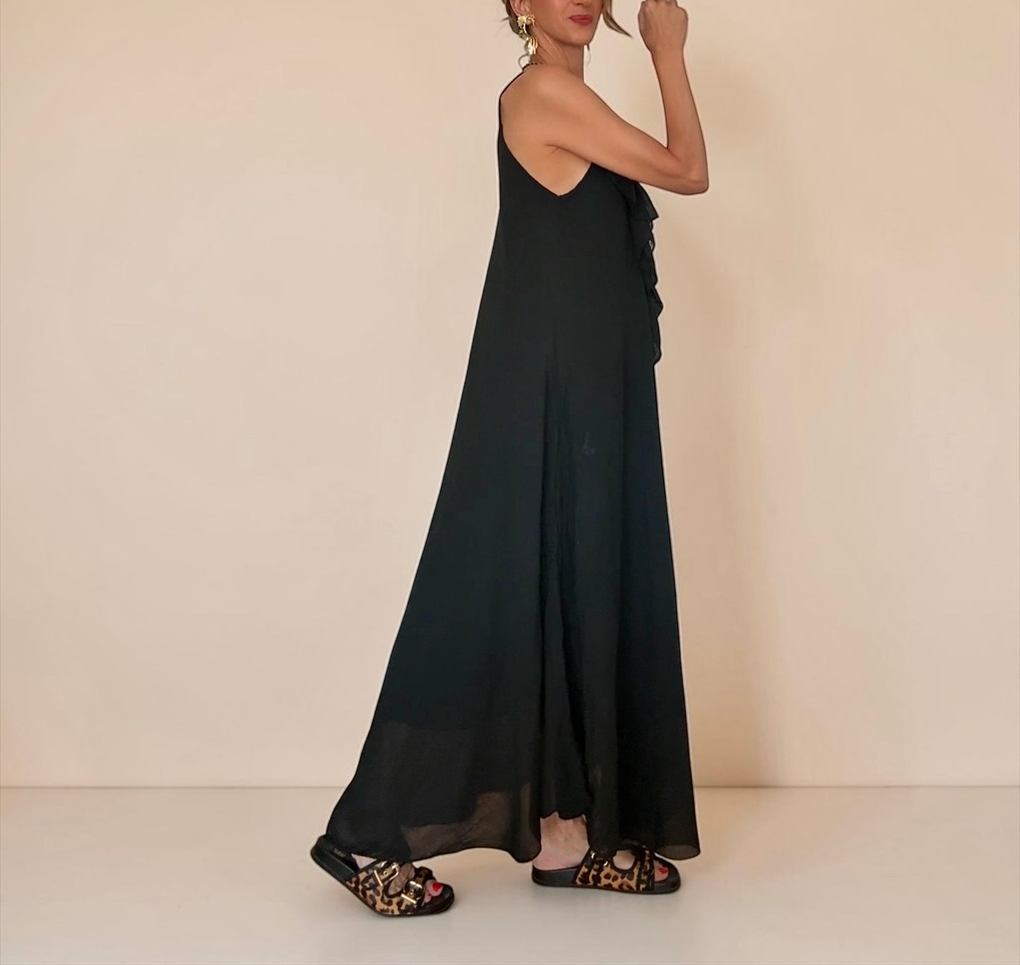 Vestido negro volantes