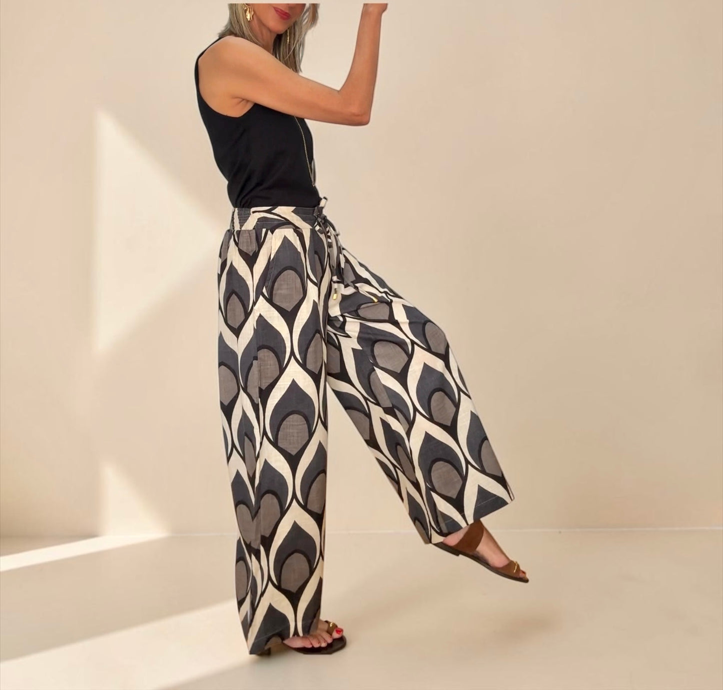 Pantalón estampado tonos grises