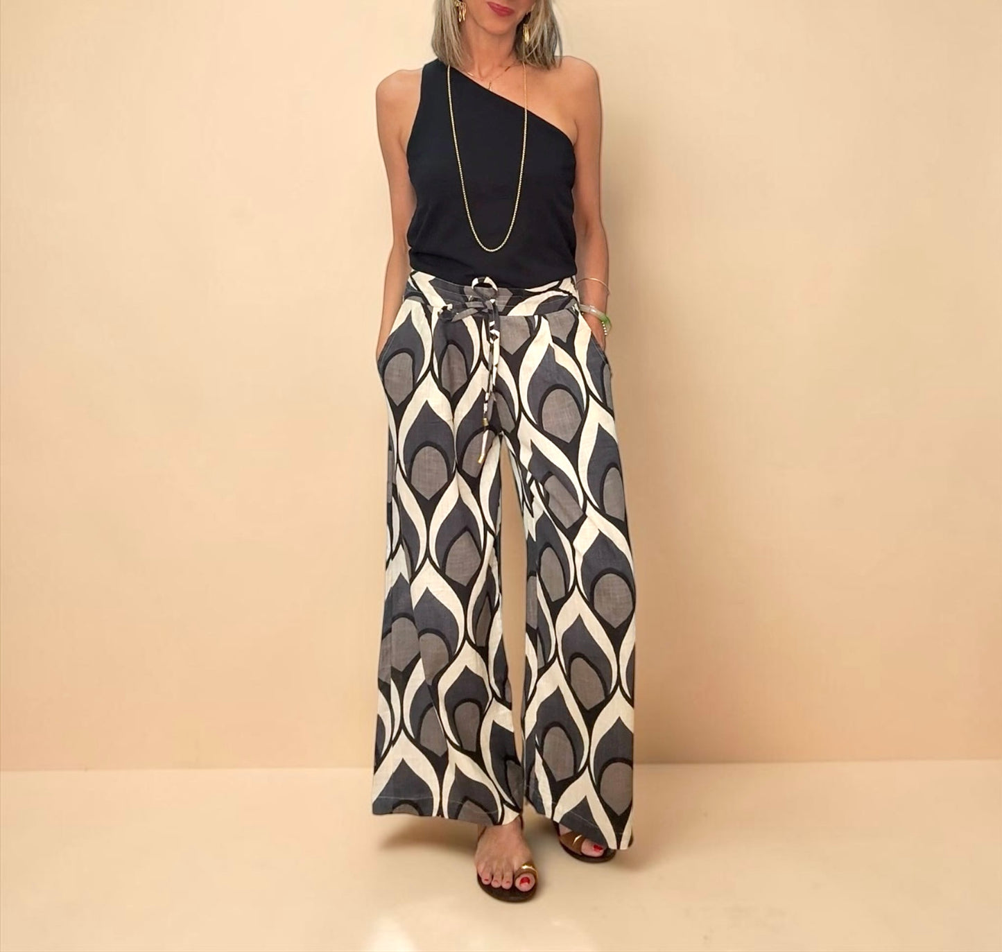 Pantalón estampado tonos grises