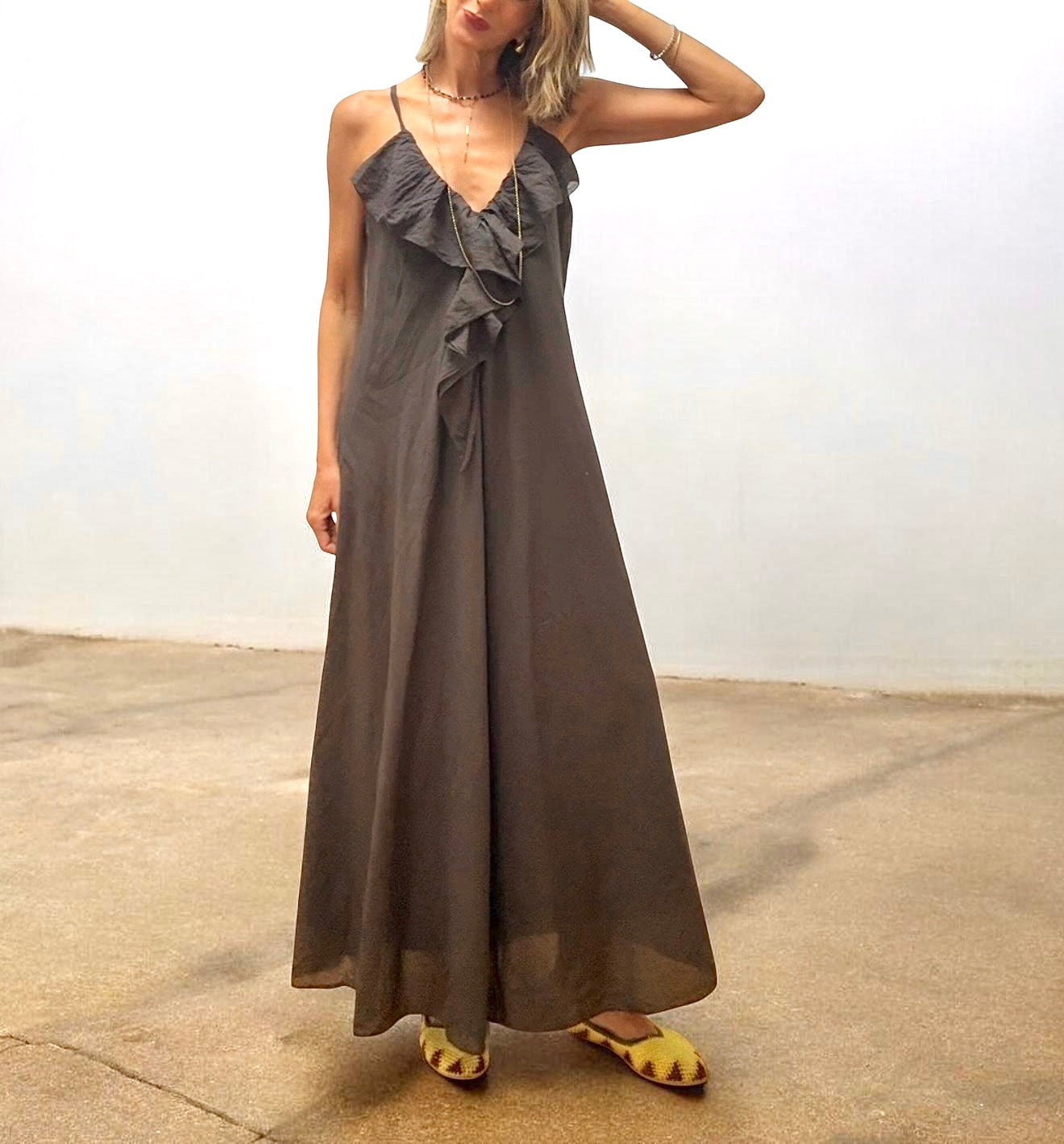Vestido marrón volantes