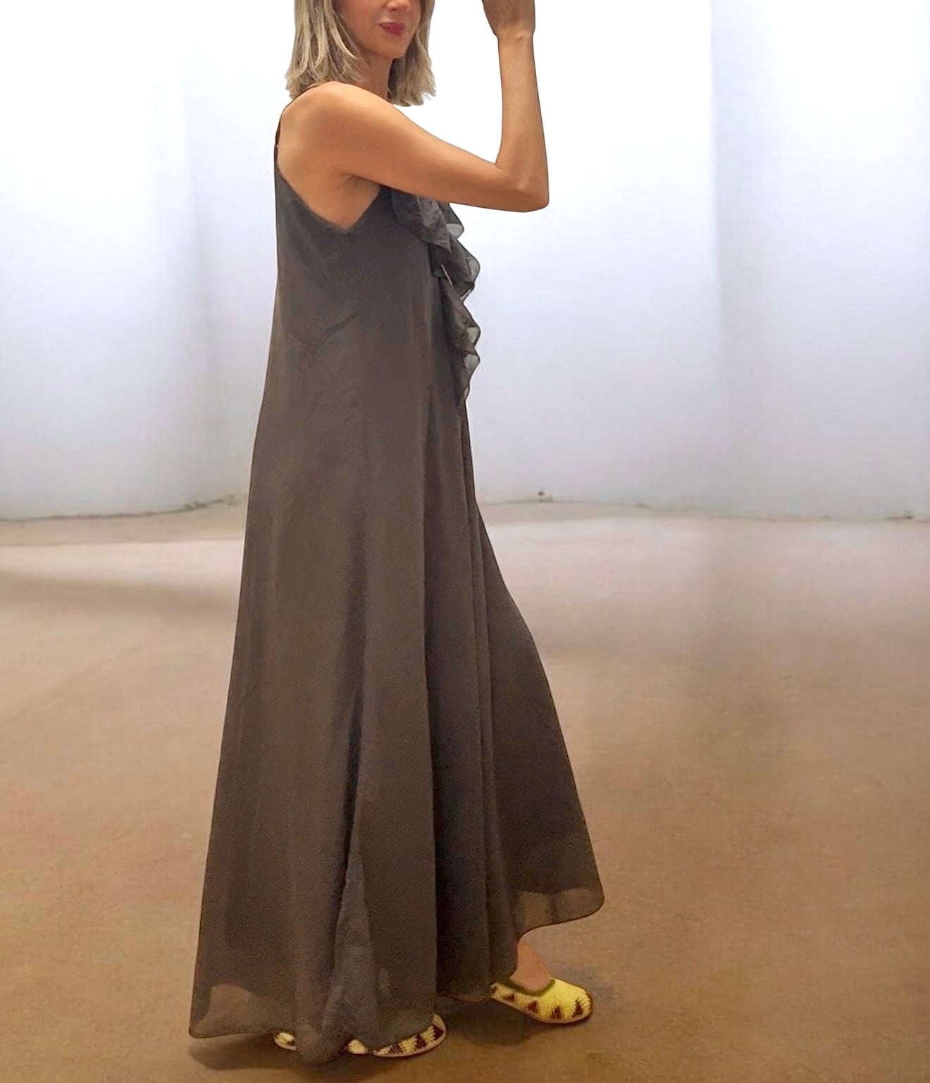Vestido marrón volantes